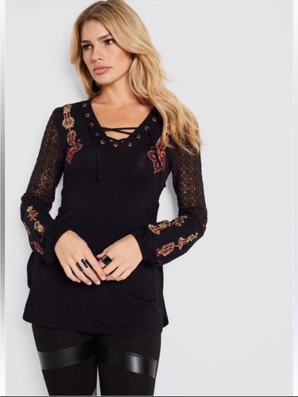 VENUS Women’s M/L Black Red & Gold Embroidered LS Lace Sleeve Tunic Top in EUC